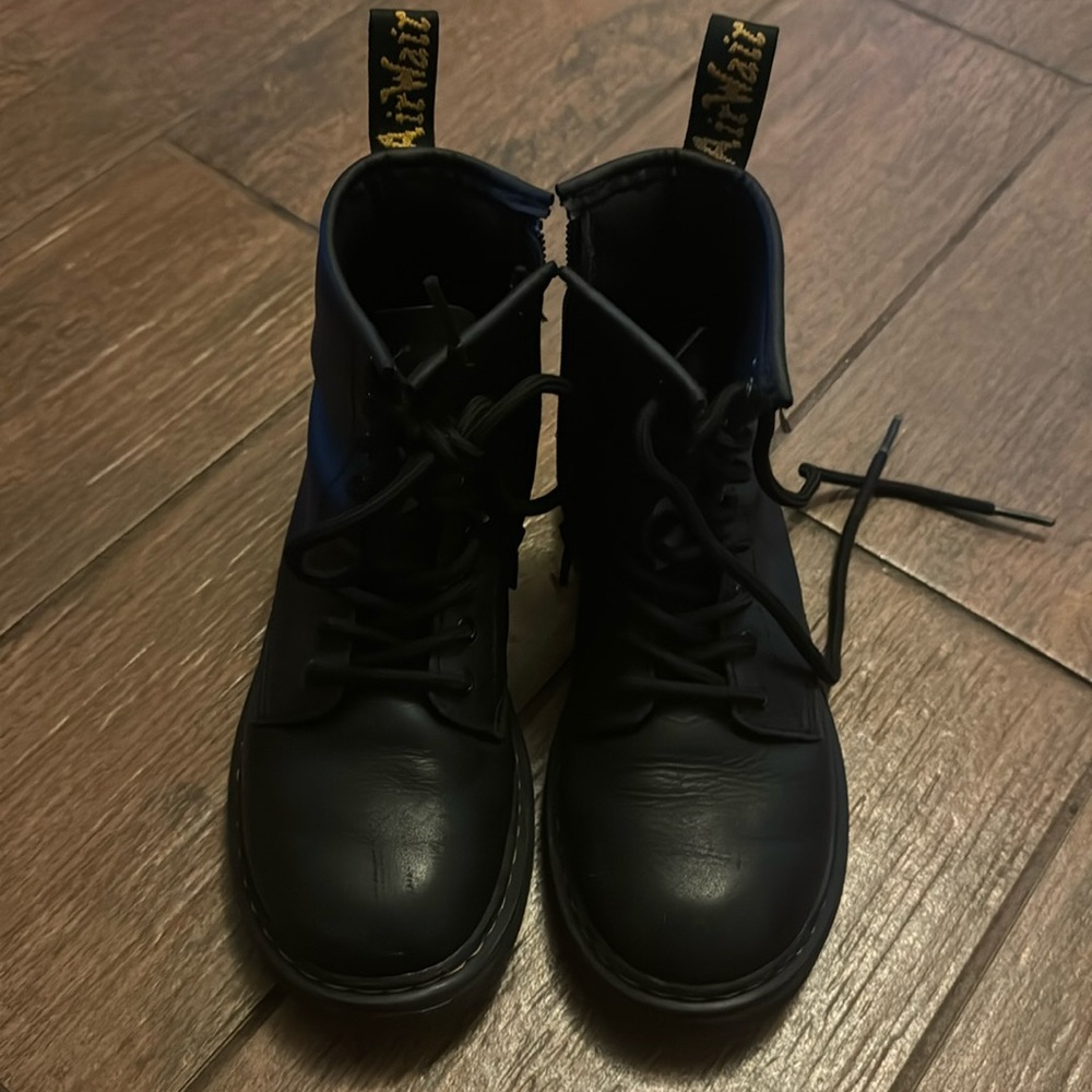 SOLD 🔴 Size 1 Dr Marten’s in great condition.